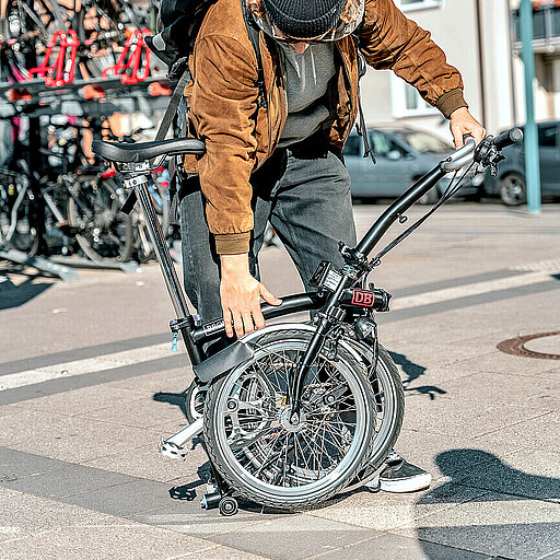 Weltrekord schon geknackt? Wer versuchen will den Rekord beim Zusammenfalten eines Brompton-Faltrads zu unterbieten, sichert sich am besten gleich ein Faltrad-Abo – für nur 41 Euro im Monat.