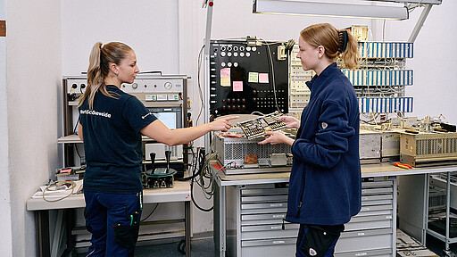 Das Team der Mikrowerkstatt testet an verschiedenen Prüfständen die Bordcomputer der S-Bahn Berlin.