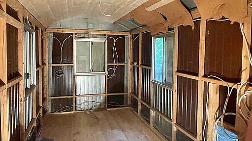 Innenansicht des Bauwagens Innenansicht des Bauwagens bei fortschreitendem Umbau in eine Übernachtungsmöglichkeit.