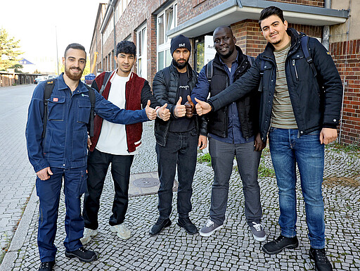 Azubi-Start 2021 Die fünf Auszubildenden aus dem Programm „Chance Plus für Flüchtlinge“ haben schon ein zehnmonatiges Praktikum absolviert und beginnen nun ihre Ausbildung.
