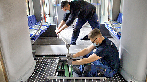 Wagenkupplung Philipp Lilienkamp und Florian Grote schrauben die Kupplung zusammen.