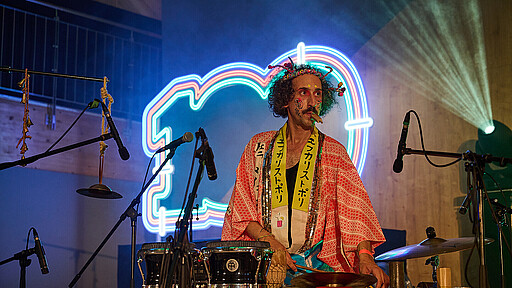 Ein Festival für die S-Bahn Bunt geht’s rund: Coole Percussion und japanische Instrumente bei der Party mit Mitsune am Abend im BeachMitte.