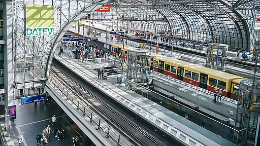 Berliner Hauptbahnhof S-Bahn auf der oberen Bahnsteigebene
