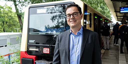 S-Bahnchef Peter Buchner vor den Impfzug