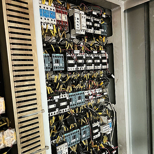 Technik im Detail Zahlreiche elektrische und elektronische Komponenten der S-Bahn werden in den Werkstätten aufgearbeitet und geprüft.