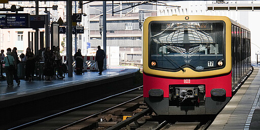 Baureihe 481 + Fahrgäste am Bahnsteig Baureihe 481 + Fahrgäste am Bahnsteig