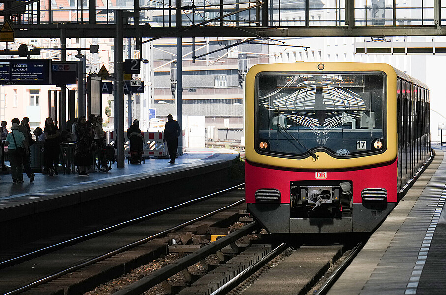Baureihe 481 + Fahrgäste am Bahnsteig Baureihe 481 + Fahrgäste am Bahnsteig