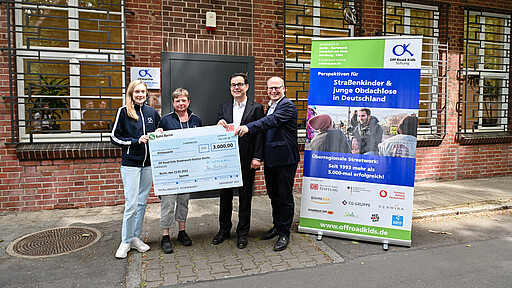 Scheckübergabe an die Off-Road-Kids Sigrid Kästner, Sozialarbeiterin; Ines Fornaçon, Standortleitung; Peter Buchner Vorsitzender der Geschäftsführung der S-Bahn, Sven Heinemann MdA (v.l.n.r.)