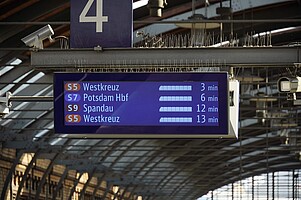 Projekt Lightgate Pilotprojekt der S-Bahn Berlin - Lichtsensor zeigt Fahrgästen, wie viel Platz im Zug ist.