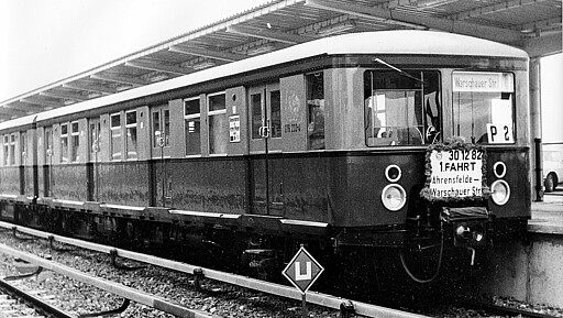 Am 30. Dezember 1982 eröffnet ein Zug der Baureihe 276.1 die Strecke nach Ahrensfelde. Die abgerundete Front hat er erst kurz zuvor erhalten.