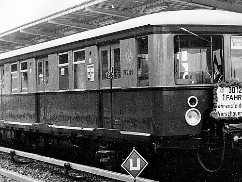Eröffnung Ahrensfelde 276 233 Am 30. Dezember 1982 eröffnet ein Zug der Baureihe 276.1 die Strecke nach Ahrensfelde. Die abgerundete Front hat er erst kurz zuvor erhalten.