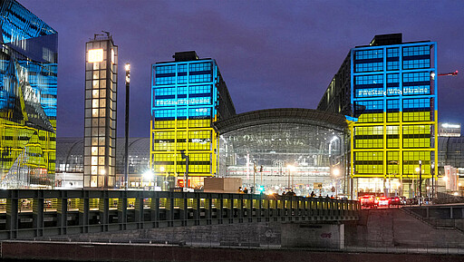 Als sichtbares Zeichen der Solidarität mit den Menschen in der Ukraine wird die DB am Wochenende (4. bis 6. März 2022) einige Bahnhöfe in den Farben der ukrainischen Flagge anleuchten.