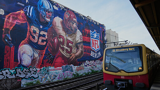 Am S-Bahnhof Savignyplatz begrüßte ein besonderes Mural die Fans.