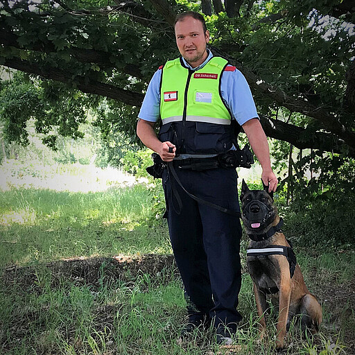 Hundetraining Sicherheit Ein eingespieltes Team: Sebastian Große und der belgische Schäferhund Pit