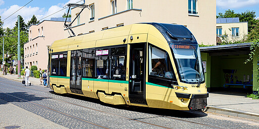 
    
        Seit 2025 verkehren moderne, barrierearme Straßenbahnen auf der landschaftlich reizvollen Strecke zwischen der Woltersdorfer Schleuse und dem S-Bahnhof Rahnsdorf.
    
