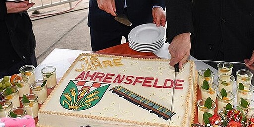 Das Festtags-Buffet wurde mit dem Tortenanschnitt eröffnet.