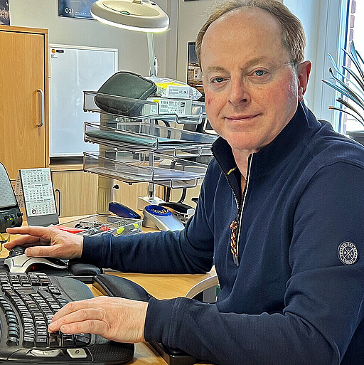 Bei der S-Bahn Berlin kümmert sich der Wirtschaftsingenieur Hieronymus um den Einkauf.