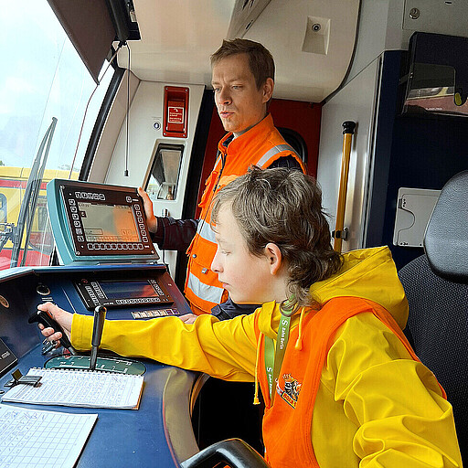 Wie sitzt es sich im Führerstand? Für Maxi das Highlight: selbst mit einer S-Bahn der Baureihe 481 ein kurzes Stück auf gerader Strecke fahren.
