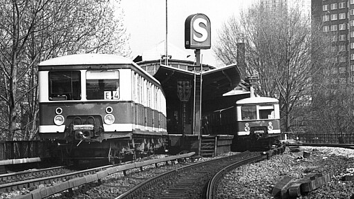 Heutiger S-Bahnhof Hackescher Markt 100 Jahre S-Bahn Berlin - Blick auf den Bahnsteig des S-Bahnhofs Marx-Engels-Platz, heute S- Bahnhof Hackescher Markt aus Richtung Friedrichstraße. Rechts ist das Gleis der Fernbahn zu sehen. Eine S-Bahn der Linie E4 verläßt den Bahnhof Richtung Friedrichstraße, eine S-Bahn der Linie G2 steht am Bahnsteig Richtung Alexanderplatz