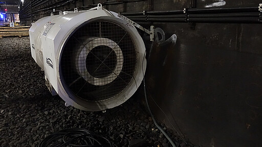 Nord-Süd-Tunnel Bauarbeiten 2020 Eine von elf Turbinen, die 40 Kubikmeter Luft pro Sekunde in die Tunnel blasen.