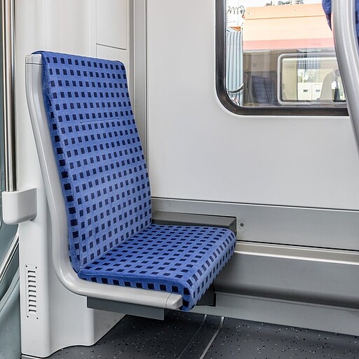 Kleinwüchsigensitz in der neuen S-Bahn (Innotrans 2018) Die neue Baureihe 483/484 ist in jedem Wagen mit einem Kleinwüchsigensitz ausgestattet.