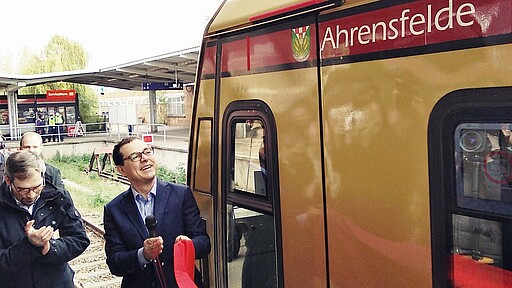 S-Bahnchef Peter Buchner bei der Enthüllung des Zugnamens.