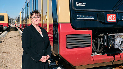 Sabine Hamperl begann 1977 ihre Ausbildung bei der Deutschen Reichsbahn, leitete früh ein Fernfahrkartenzentrum und ist seit 1995 bei der S-Bahn Berlin – aktuell als Chefin von 1.300 Lokführer:innen.