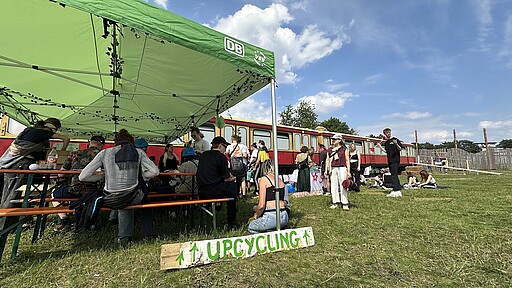 Upcycling-Workshops vor der Techno-S-Bahn Tagsüber gab es Upcycling-Workshops vor dem Zug.