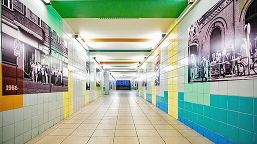 Schönhauser Allee Fußgängertunnel Bunte Flächen und historische Fotos harmonisieren das Gesamtbild an der Schönhauser Allee.