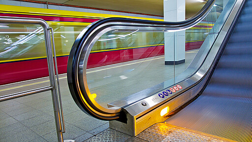 Rolltreppen In Bahnhöfen Zur Erleichterung der Wege können Sie auf Bahnhöfen mit mehreren Etagen auch Rolltreppen nutzen.