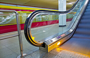 Zur Erleichterung der Wege können Sie auf Bahnhöfen mit mehreren Etagen auch Rolltreppen nutzen.