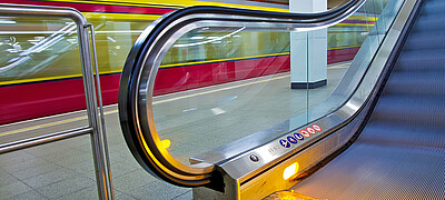 Zur Erleichterung der Wege können Sie auf Bahnhöfen mit mehreren Etagen auch Rolltreppen nutzen.