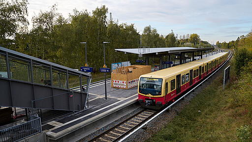 Wieder Halt am S-Bahnhof Gehrenseestraße Der S-Bahnhof Gehrenseestraße ist nach umfangreichen Modernisierungsarbeiten seit dem 7. Oktober wieder mit der S-Bahn erreichbar.