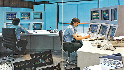 Der erste Arbeitsplatz mit einem Computer Vor 30 Jahren eine hochmoderne Ausstattung mit großem Bedientablett und dicken Röhrenmonitoren: So sah der erste Computerarbeitsplatz 1993 in der Betriebszentrale Halensee aus.