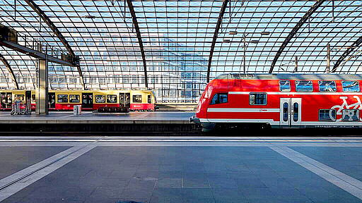 Regionalverkehr Eine S-Bahn und ein Regio-Zug stehen am Gleis.