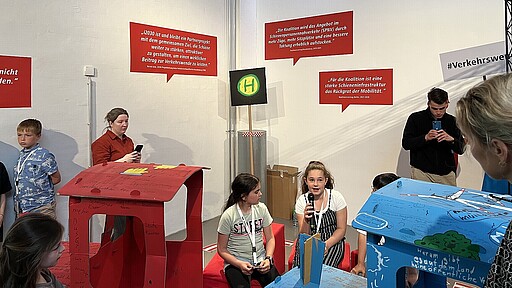 Die Schüler:innen präsentierten ihre Ideen auf bunten Papp-Loks