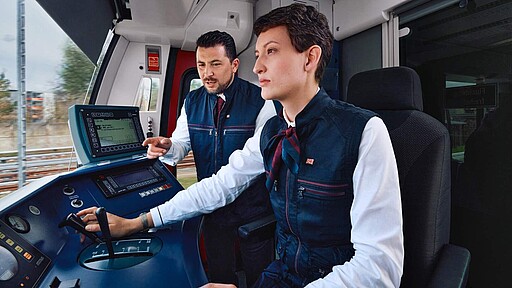 In der Ausbildung Angehende Lokführerin im Führerstand