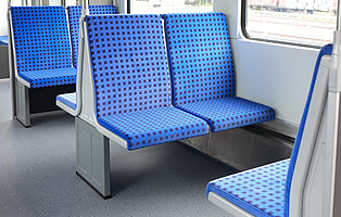 Wie schon bei der Baureihe 480 wurden in der Regel jeweils zwei Sitze gegenüber platziert.