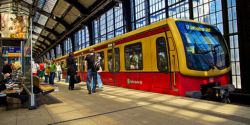 Zug (Baureihe 481) am Bahnsteig