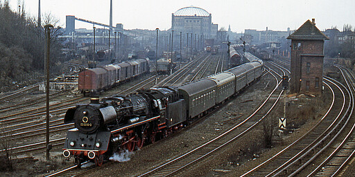 Greifswalder Straße Am 29. März 1980 durcheilt die Schnellzuglok 03 0010-3 vom Bahnbetriebswerk Stralsund mit dem Schnellzug D813 den Güterbahnhof Greifswalder Straße. Das endgültige Aus für Schnellzüge mit Dampfbespannung in der DDR ist nicht mehr fern. Am 31. Mai 1980 bespannt die Lok den letzten planmäßigen Dampfschnellzug auf der Strecke Berlin-Stralsund.