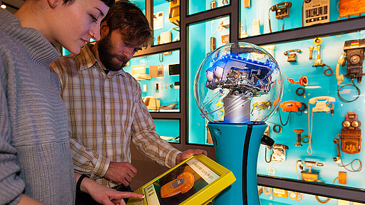 Museumsroboter TIM Der Museumsroboter TIM führt Besucherinnen und Besucher auf dem kürzesten Weg zu ausgewählten Objekten in der Ausstellung „Das Netz“ im Deutschen Technikmuseum.