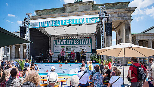 Besucher:innen informieren sich beim Umweltfestival der Grünen Liga Berlin über klimafreundliche Mobilität und nachhaltiges Leben.