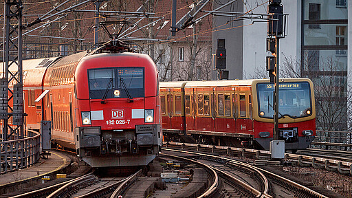 Stadtbahn mit DB Regio Baureihe 182 mit RE und S-Bahn Baureihe ET 481