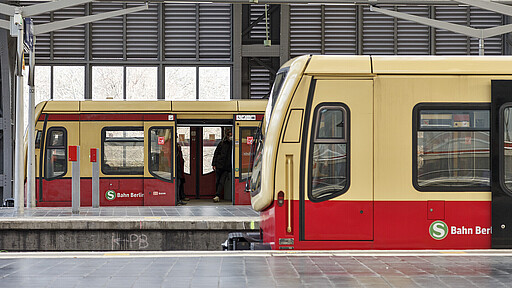Ostbahnhof S-Bahnen am Gleis am Ostbahnhof