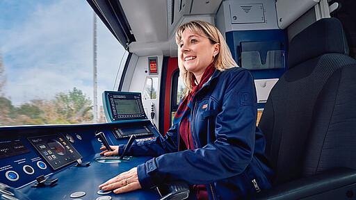 Im Führerstand Triebfahrzeugführerin Ivonne Bechtluft