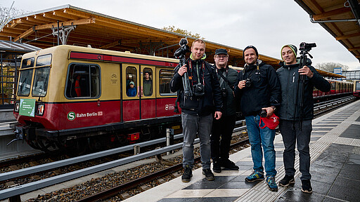 Max Berger (l.), Daniel Riedelt, Uwe Schulz und Dominik Löschner sind besonders früh angereist, um die BR 485 zu verabschieden.