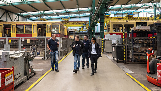 Macher gesucht Interessenten für einen Job in der Instandhaltung wurden von Fertigungsleiter Torsten Rudloff (links) durch das Werk Schöneweide geführt.