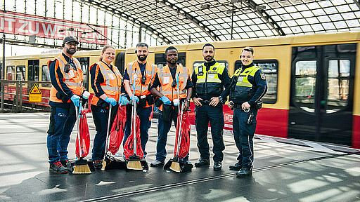 Unterwegsreiniger:innen und DB Sicherheit gemeinsam im Einsatz bei der Berliner S-Bahn