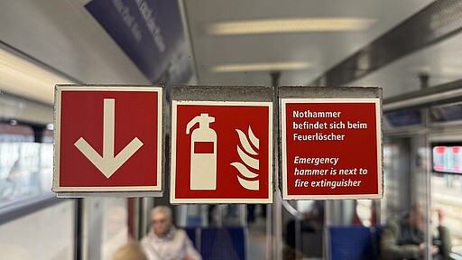 In der Baureihe 481 weisen diese Piktogramme auf dem Windfang den Weg zu Feuerlöscher und Nothammer.