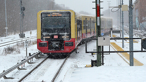 Die neue S-Bahn Neue S-Bahn im Schneegestöber auf der Hermannstraße